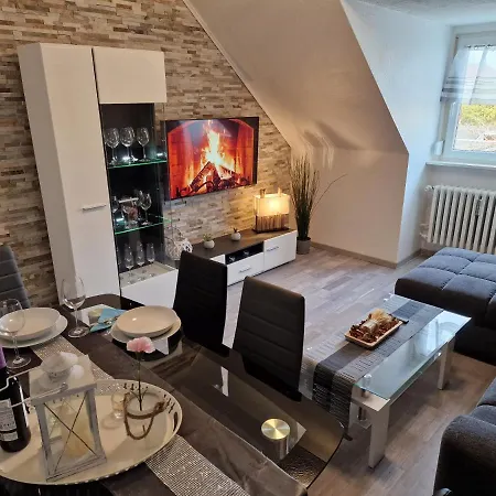 Exklusives Dachgeschoss-apartment: Zentrales Mit Highspeed-internet Apartment *