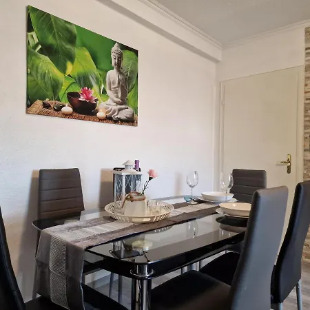 Exklusives Dachgeschoss-apartment: Zentrales Mit Highspeed-internet Apartment