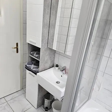 Apartment Exklusives Dachgeschoss-apartment: Zentrales Mit Highspeed-internet Kassel