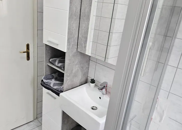 Lägenhet Exklusives Und Helles Dachgeschoss-apartment No 1 Im Zentrum Von Kassel, Schnelles 1gbit Internet, Geschirrspueler, Boxspringbetten Kassel